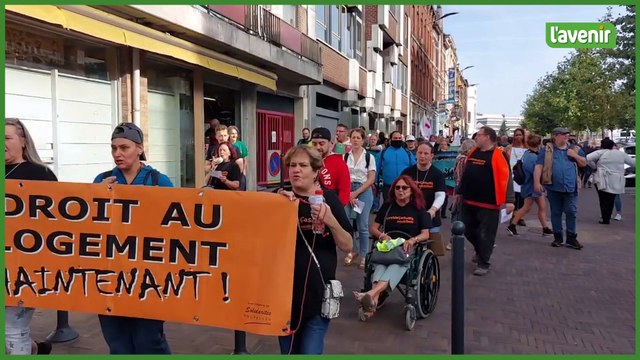 Les associations et les sans abri dans les rues de Charleroi manifestent pour le droit au logement