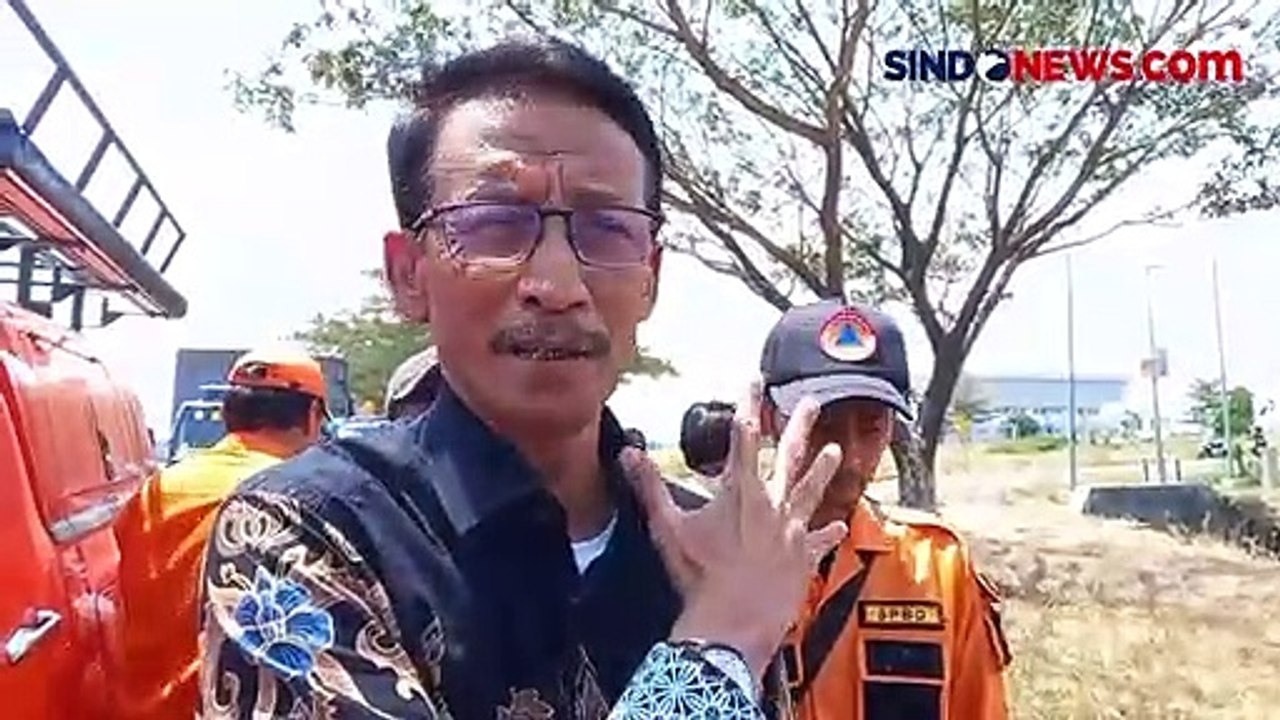 Petugas Gabungan Berusaha Padamkan Kebakaran di Area Bandara Kertajati