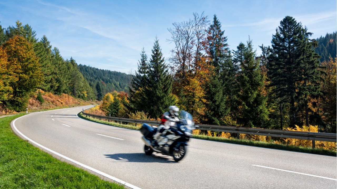 Kalter asphalt, tiefe sonne: herbstgefahren für biker
