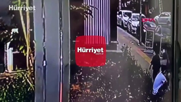 İş yerine silahlı saldırı kamerada! Yoldan geçen anne ve kızı yaralandı