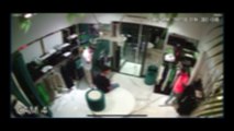 Napoli, puntano una pistola alla tempia a commerciante rapinano un Rolex: il video è virale