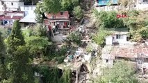 Un rocher tombé de la pente à cause de la pluie a endommagé des maisons à Beşiktaş, Istanbul.