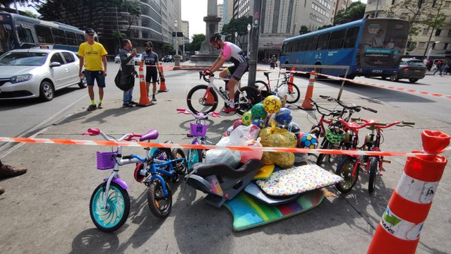 Ciclista pedala por 12 horas para arrecadar brinquedos para as crianças