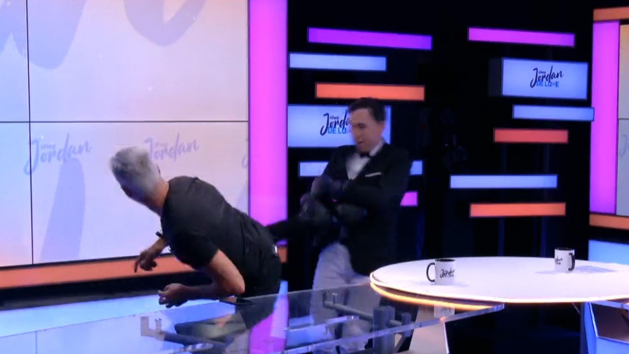 "Il m’a complètement sonné !" : Jordan de Luxe finit à terre après s'être pris un violent coup de pied de son invité