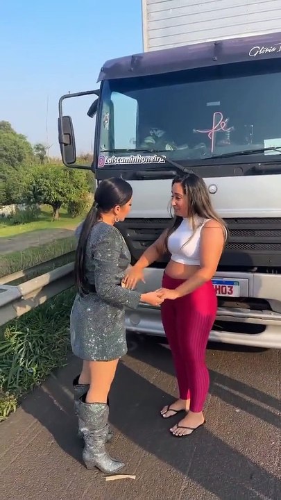 Maraisa faz caminhão parar na estrada ao ver homenagem a Marília Mendonça