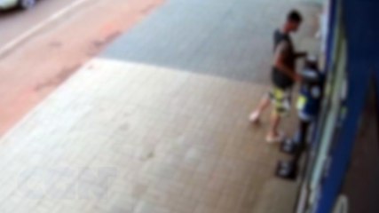 Nem o manequim foi poupado! Câmera flagra homem tentado furtar roupa