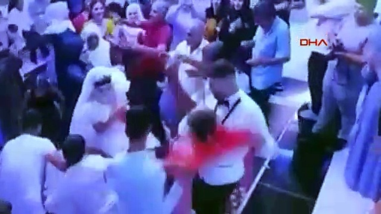 Le marié jette par terre le garçon qui tirait sa robe de mariée lors du mariage