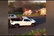 Umuarama: Carro capota e pega fogo após condutor embriagado bater em árvore na PR-323