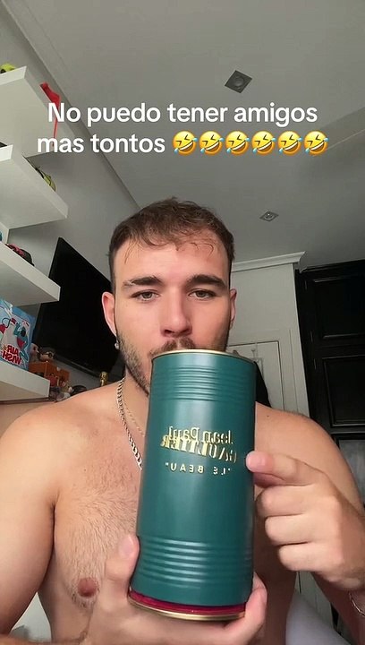 Se compra una colonia de Jean Paul Gaultier y lo que hace para abrirla arrasa en TikTok