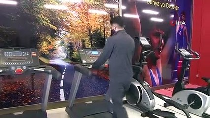 Le muezzin Erkan Akan donne l'exemple aux jeunes en faisant du sport