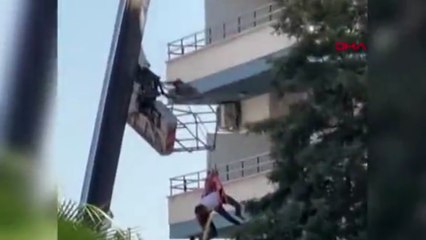 Sepeti kırılan vinçten düşen işçiler, emniyet kemeri sayesinde hayatta kaldı