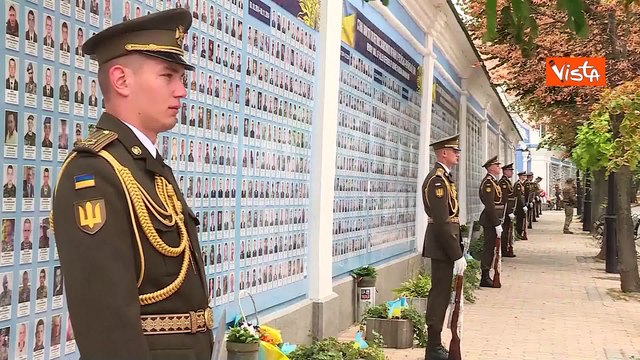 Borrell a Kiev depone fiori al Muro della Memoria a Kiev con Zelensky