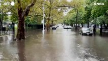 Piogge torrenziali a New York, strade e negozi allagati: auto sommerse e ingorghi