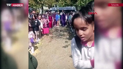 Çamur gölüne dönen okul yolu öğrencilere zor anlar yaşattı