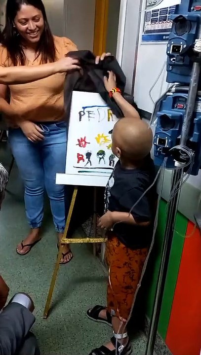 Crianças com câncer tiveram suas pinturas expostas no corredor do Santa Casa BH