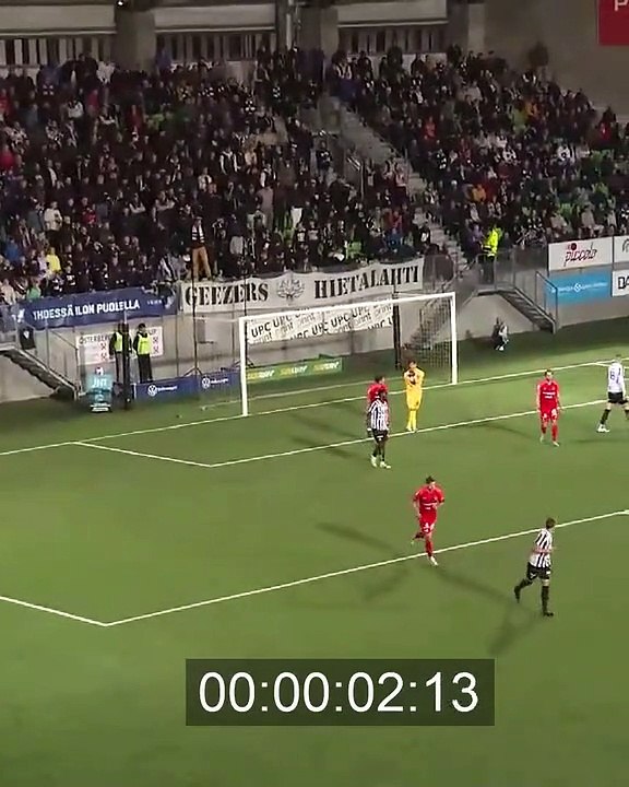 Ce gardien de but garde trop longtemps la balle dans les mains et va vite le regretter (Vidéo) !