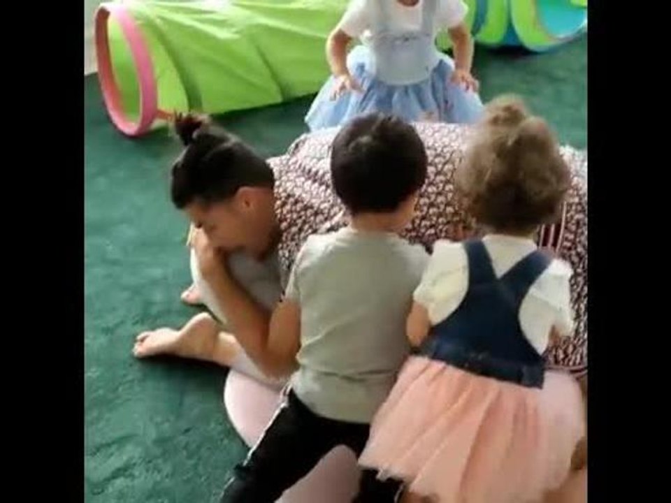 Cristiano Ronaldo gioca con Georgina Rodriguez e i figli
