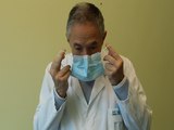 Coronavirus: come indossare la mascherina chirurgica