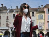 Lodi, in piazza la protesta di parrucchieri e baristi: c'è anche Daniela Santanchè