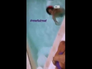 Belen Rodriguez, pomeriggio in piscina con Santiago