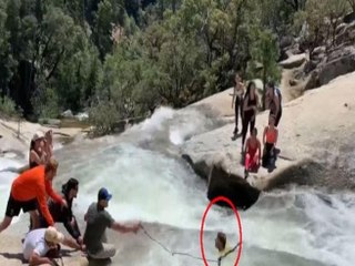 Vuole attraversare il fiume ma rimane bloccato nella corrente