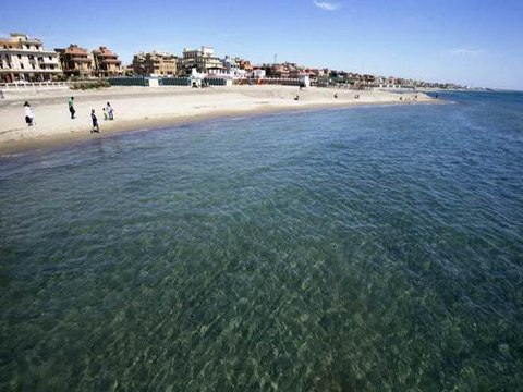 Incredibile a Ostia, mare blu e acqua trasparente: «Sembrano i Caraibi»