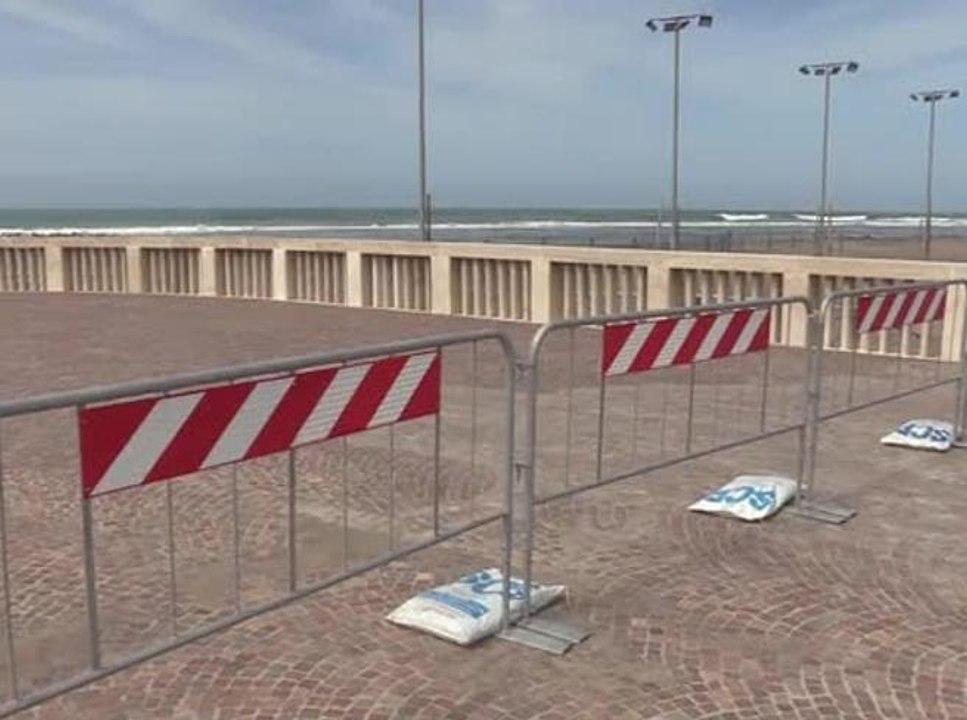 Stabilimenti di Ostia chiusi e spiagge transennate, le immagini