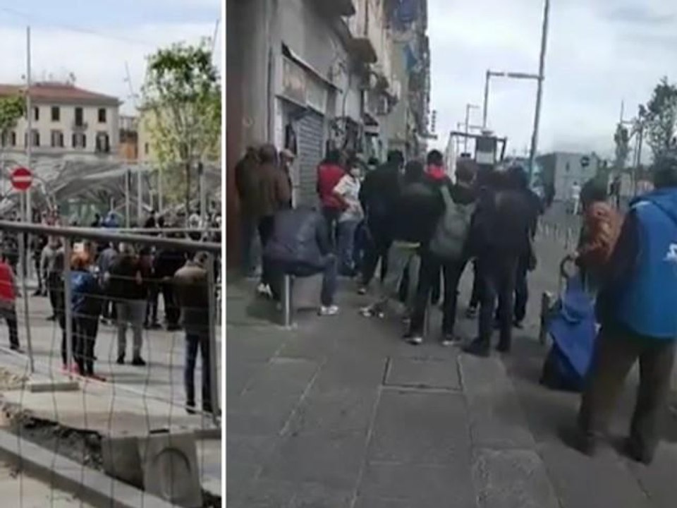 Napoli, assembramenti in piazza Garibaldi per la distribuzione di pacchi alimentari