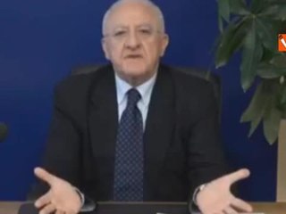 De Luca: «Chi va in giro senza mascherina è una bestia»