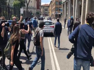 Tensione all'uscita di Fontana dalla Procura di Bergamo