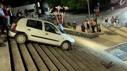 Renault Clio despistou-se e desceu Escadas Monumentais da Universidade de Coimbra