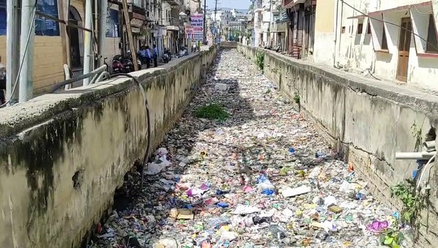 शहर में सिर्फ नाम का सफाई अभियान. .कचरे-मलबे से अटे नाले