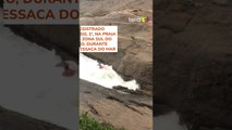 Turistas são arrastados por ondas e precisam ser resgatados por salva-vidas no RJ