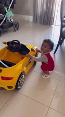 Filho de Viviane Araújo encanta ao pilotar carrinho