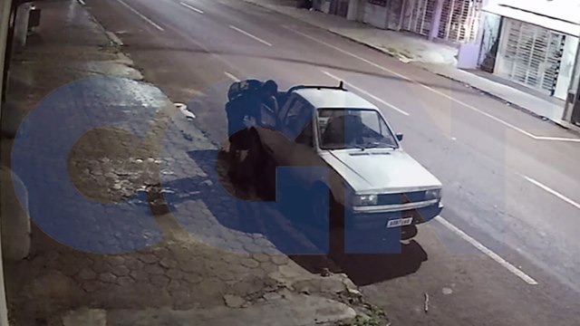 Câmera flagra ladrões furtando Saveiro utilizada em arrombamento de pizzaria no Consolata