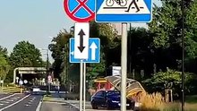 VIDO  Cette BMQuando um potente BMW M5 vai parar nas mãos erradasW M5 fait un arrt inopin  larrt de bus