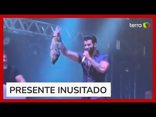 Fã surpreende e joga peixe gigante para Gusttavo Lima durante show: 'Almoço de amanhã'
