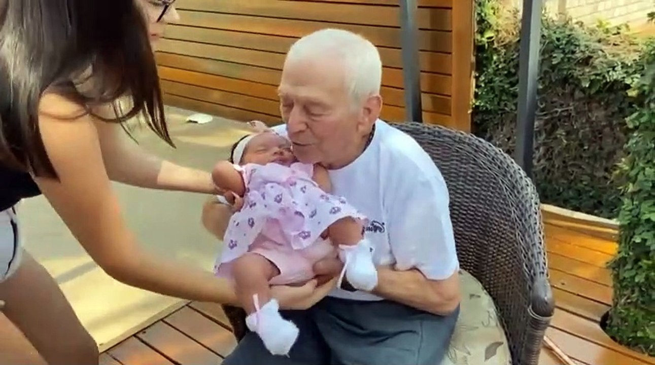 Vídeo: Idoso conhece trineta e emociona a família com discurso especial