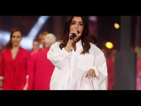 VIDEO: Continuons tous ensemble à.... : Jenifer en mini-robe sur les Champs-Elysées pour Octobre r