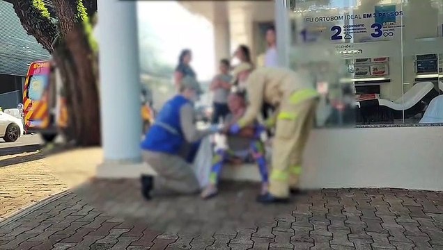 Idosa é socorrida pelo Siate após sofrer queda no Centro