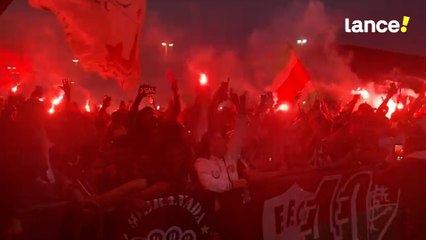 Torcida do Fluminense dá show de apoio ao time antes de embarcar para Porto Alegre