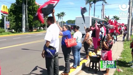 Familias chinandeganas saludan la caravana de buses que llegan procedentes de China