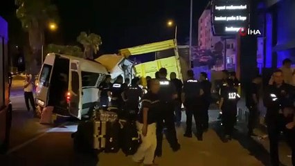 Minibüs kamyona ok gibi saplandı: 2 ölü, 9 yaralı