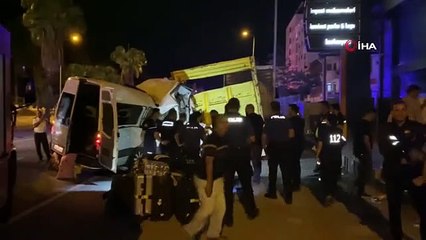 Minibüs kamyona ok gibi saplandı: 2 ölü, 9 yaralı