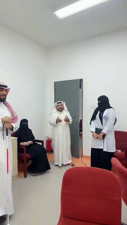 فتاة كفيفة تبهر عبد الرحمن المطيري برسم لوحة تحمل ملامحه ويشتريها بهذا المبلغ