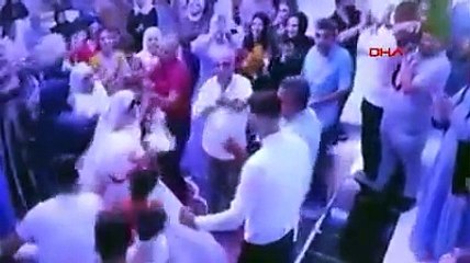 Damat sinirlerine hakim olamadı! Düğünde tuttuğu gibi fırlattı