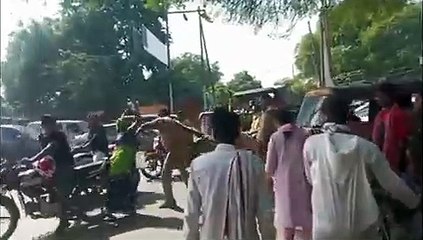 Video: पुलिस वाले ने मारी लात तो महिला ने बीच सड़क बरसाए चप्पल