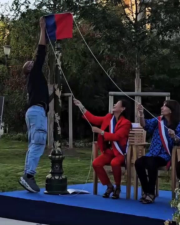 En présence de ses proches et de personnalités, la comédienne Line Renaud a inauguré un jardin à son nom sur les Champs-Elysées à Paris - VIDEO