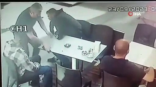 İstanbul'da dehşet anları! Adres sorduğu esnafı masayı temizlerken vurdu