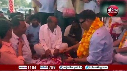 Rajasthan Elections 2023: महवा विधायक ओमप्रकाश हुड़ला का अजीबो-गरीब रूप, लोगों के जूते किए पॉलिश, देखें वीडियो